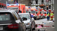 Muž, ktorý autom vrazil do sprievodu, sa zameral na deti. Po čine ho zlynčoval rozzúrený dav