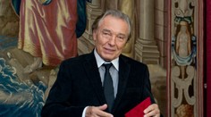 Mimoriadne Televízne noviny: Pred vilu Karla Gotta nosia ľudia kvety a zapaľujú tam sviečky