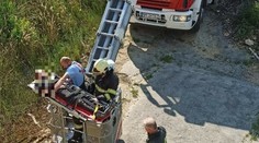 Partia detí popíjala na streche rozpadnutej budovy. Policajti zachraňovali chlapca (14) v bezvedomí