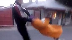 Zábava po "rumunsky": Mladí ožrani schňapli starenu a urobili jej kolotoč