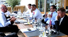 EÚ sa na rozpočte ani v nočnom rokovaní nedohodla, samit bude pokračovať