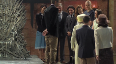 Alžbeta II. navštívila štúdio kultového seriálu plného sexu, krvi a násilia