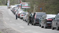 Niektorí Ukrajinci stoja v kolóne pred Ubľou už týždeň. Takto si krátia čas