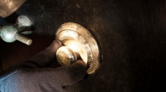 Muž si kúpil trezor za 15 eur. Keď v ňom našiel zabudnutý poklad, zachoval sa čestne