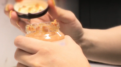 Jed v pohári pre bábätká: Pri otrave rozhodujú minúty, uznávaný pediater radí, čo nesmiete urobiť