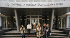 Nitrianska UKF udelila čestné doktoráty, slávnosti sa zúčastnili aj kotlebovci