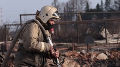 Dedinu v Rusku museli evakuovať. Lesný požiar na Urale tam podpálil sklad pušného prachu