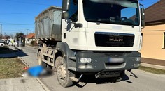 Tragická nehoda. Kamión v Kolárove nešťastne zachytil muža, ktorý po krajnici tlačil bicykel