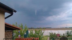 Nad Trnavou sa objavila tromba. Ľudia si ju fotili ako diví