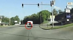 Hrôzostrašný pohľad. Len štvorročné dievčatko vypadlo z idúceho autobusu