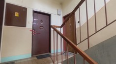 Podozrivý z vraždy seniorky zaútočil na policajtov. Potom obrátil zbraň proti sebe