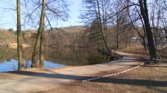 Sekerou zaútočil na ženu s kočíkom. Polícia zadržala muža podozrivého z útokov v Kunratickom lese