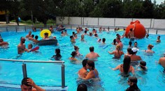 Pri kúpaní v bazéne či jazere si dávajte pozor. Špinavá voda môže spôsobiť infekciu očí