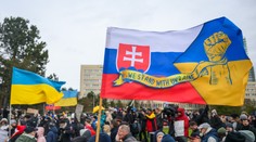 FOTO a VIDEO: Pred úradom vlády protestovali stovky ľudí proti Ficovej ceste do Moskvy