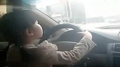 Malé dievčatko šoférovalo auto samo. Išlo ako blázon