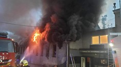 V Kysuckom Novom Meste hasiči krotili plamene. Na kultúrnom dome vznikli škody za milióny