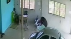 VIDEO: Šťastie v nešťastí. Odtrhnuté koleso zmietlo automechanika ako kužeľ