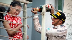 Hamiltona obvinili zo sexistickej šikany