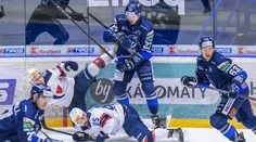 Zámky schytali v Nitre trinásť gólov. Extraliga videla aj dve nájazdové drámy, séria Žiliny či Popradu pokračuje