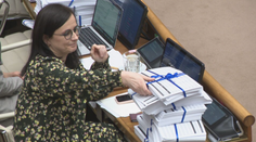 Diskusia o zrušení voľby poštou sa skončila ostrou roztržkou. Všetko spustila kopa papierov