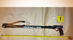 Útok harpúnou na strednom Slovensku. Muža zasiahol šíp do krku