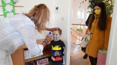 Rodičom, ktorí boli nútení zostať doma s deťmi na pandemickej OČR, hrozí nižší dôchodok