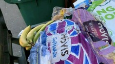 Šialenstvo pokračuje: Najskôr panické nakupovanie, potom vyhadzovanie ton jedla