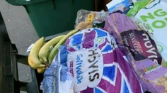 Šialenstvo pokračuje: Najskôr panické nakupovanie, potom vyhadzovanie ton jedla