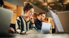 Ženy stále ťahajú za kratší koniec. Menej ako muži zarábajú často aj na rovnakých pozíciách