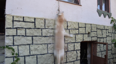 Pes sa snažil utiecť z otrasných podmienok. Na lane sa pri skoku z okna obesil