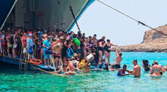 VIDEO: Bizarná situácia na populárnom gréckom ostrove. Po zákaze plošín ľudia musia skákať do vody