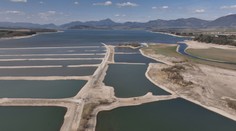 Liptovská Mara opäť odhaľuje dno. Z bahna dokonca vyčnievajú zvyšky dedín, ktoré počas jej výstavby zbúrali