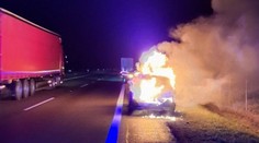 FOTO: Auto na R1 zachvátili plamene, zhorelo do tla