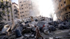 Izraelská armáda hlási, že boje pokračujú, Hamas zadržiava vojakov a civilistov ako rukojemníkov