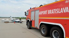 Na letisku v Bratislave pristálo lietadlo bez podvozku. Kapitánom bol český podnikateľ