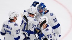 VIDEO: Tampa Bay s Erikom Černákom tesne zdolala Boston. Toews bodoval prvýkrát od návratu do NHL