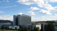 Hoci mali lekári pozitívny test na COVID-19, museli ošetrovať pacientov