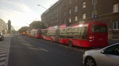 Na frekventovanej križovatke v Bratislave sa zrazil trolejbus s autobusom