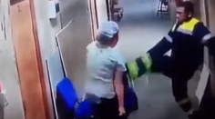 Brutálny útok na kamere: Záchranár kopol tehotnú sestričku do brucha