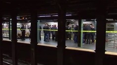 Žena sotila pod vlak newyorského metra cestujúcu. Zomrela
