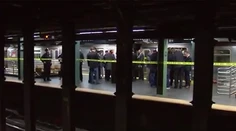 Žena sotila pod vlak newyorského metra cestujúcu. Zomrela