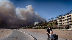 Plamene už zničili mnoho domov v Los Angeles, úrady nariadili veľkú evakuáciu