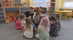 Pre mnohých je raritou. Peter však berie prácu učiteľa v škôlke ako poslanie