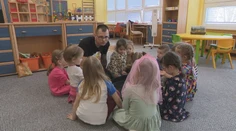 Pre mnohých je raritou. Peter však berie prácu učiteľa v škôlke ako poslanie
