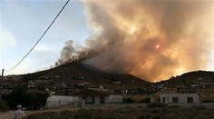 Ničivý oheň v Grécku! Lesný požiar sa blíži k Aténam