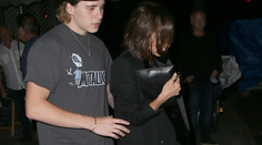 Takto Victoriu Beckham nepoznáme. Po oslave ju podopieral syn