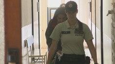 Dvaja opilci v jednom aute. Kým jedného brali do cely, druhý ešte opitejší si presadol za volant