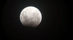 V piatok nastane zatmenie Mesiaca. Čiastočne sa bude dať pozorovať aj zo Slovenska