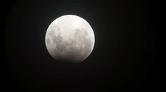 V piatok nastane zatmenie Mesiaca. Čiastočne sa bude dať pozorovať aj zo Slovenska
