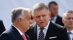 Komplimenty, objatia aj tvrdé slová na adresu Bruselu a Ukrajiny. Fico a Orbán sa stretli na Dunaji